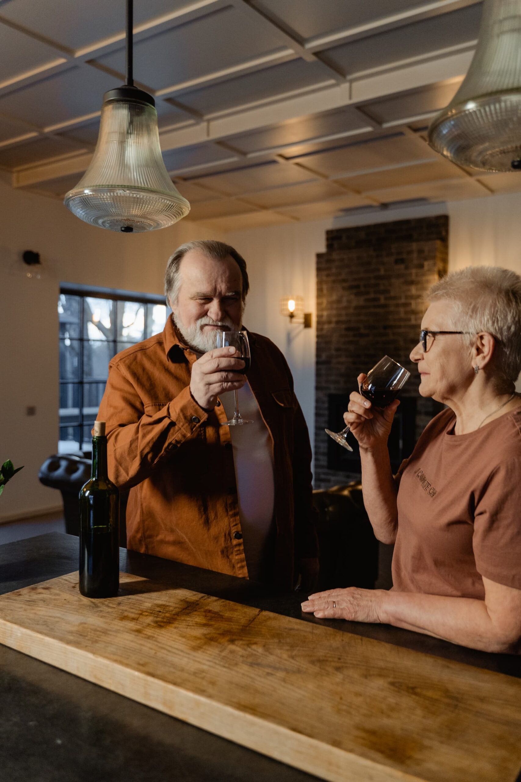 Casal de idosos bebendo vinho